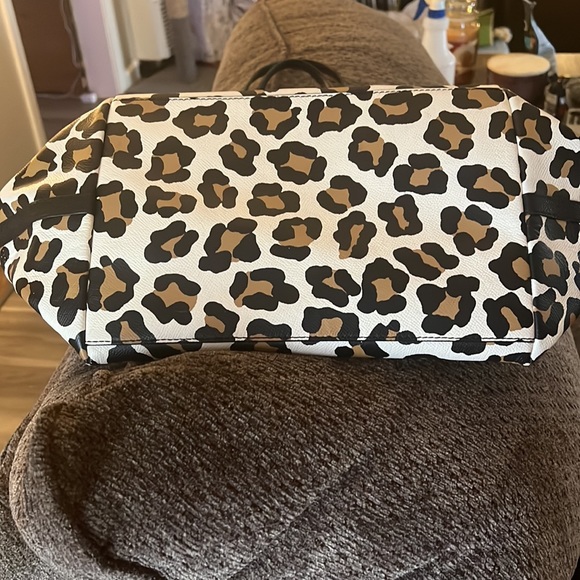 Absolute gorgeous leopard print coach tote bag. - Picture 5 of 7